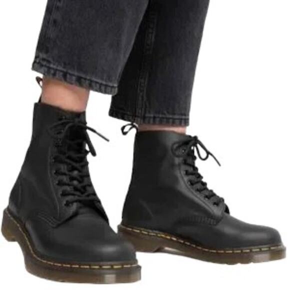 DR. MARTEN 1460 Smooth Leather Lace Up Boots in Black WOMEN'S 7 - Picture 13 of 13